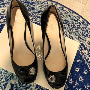 Selling a beautiful pair of black heals, Hardly worn.